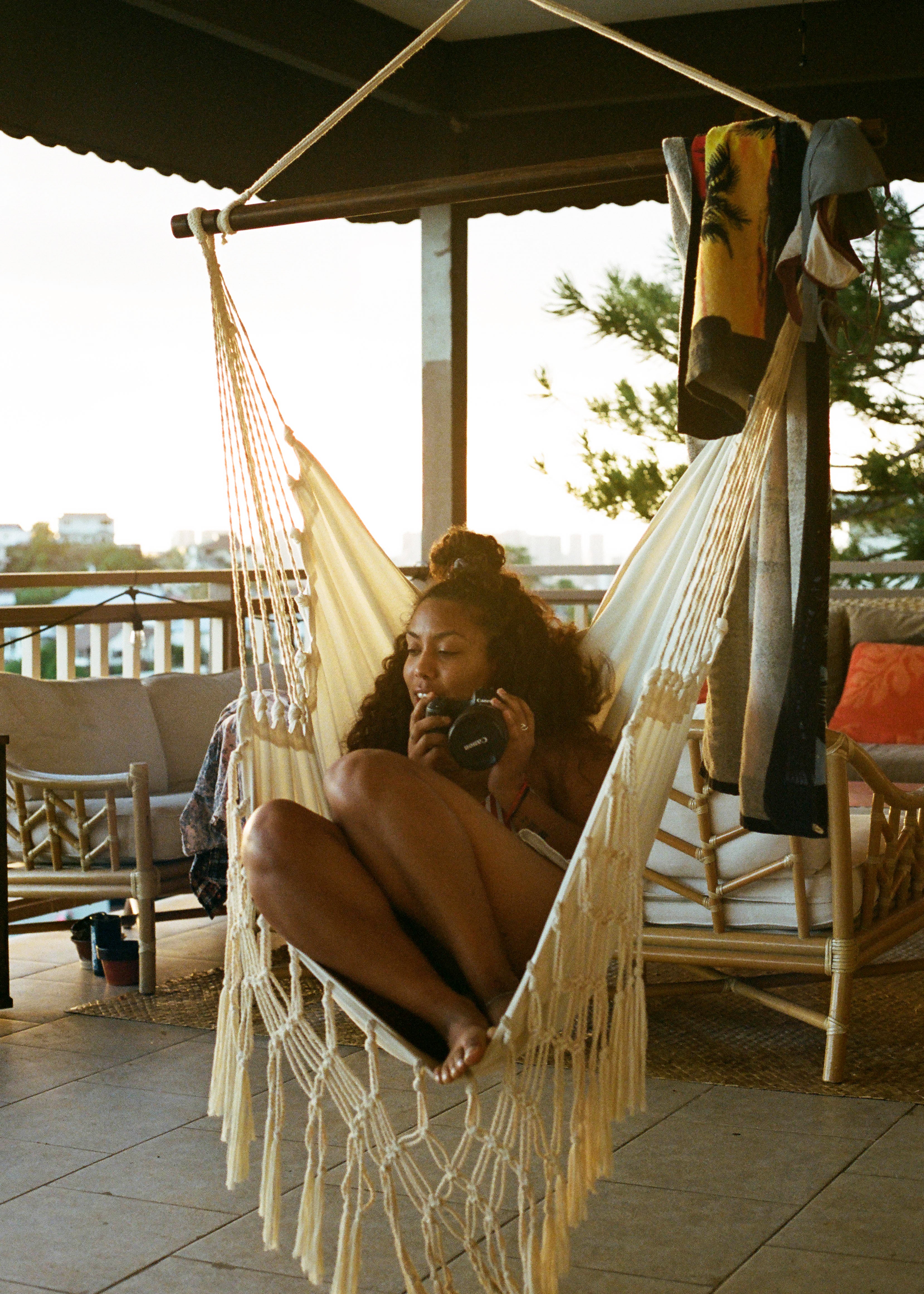 femme souriante dans un hamac chaise