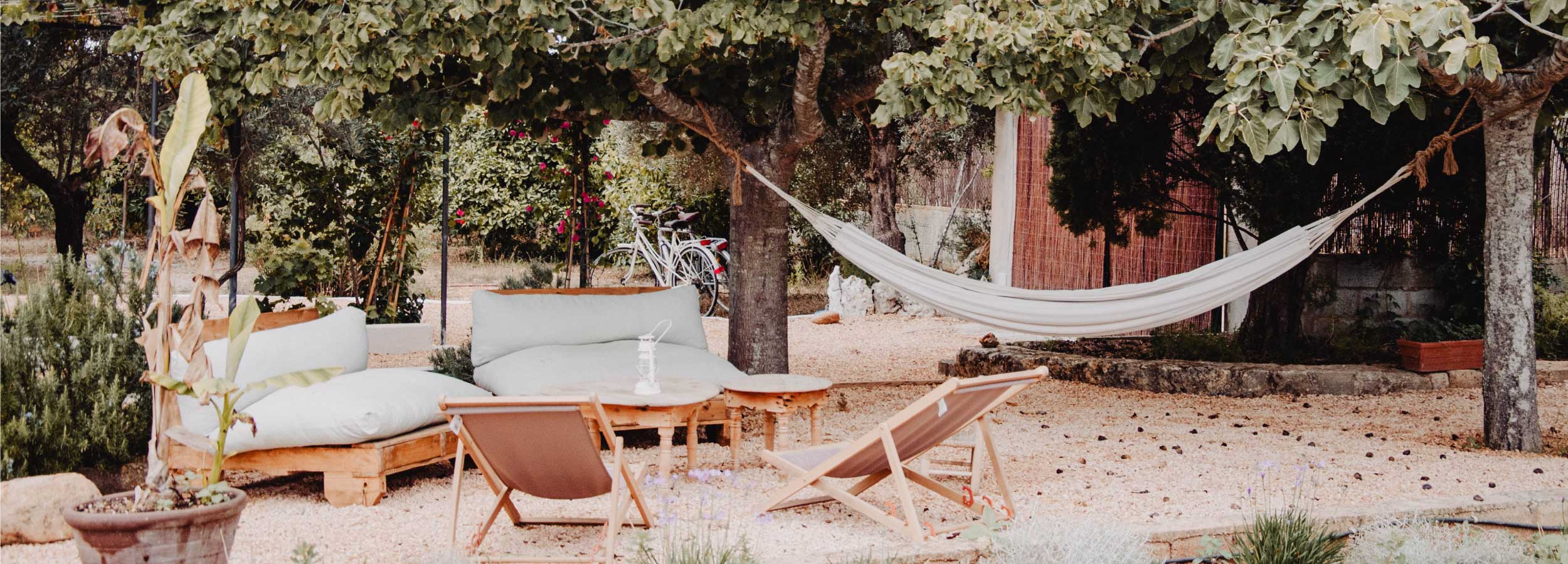 hamac dans un jardin entre deux arbres